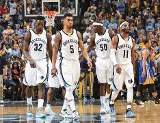 九游官网-冰球夜战：川蜀灰熊队翻盘南城貔貅队，临门一脚致胜观赏性拉满